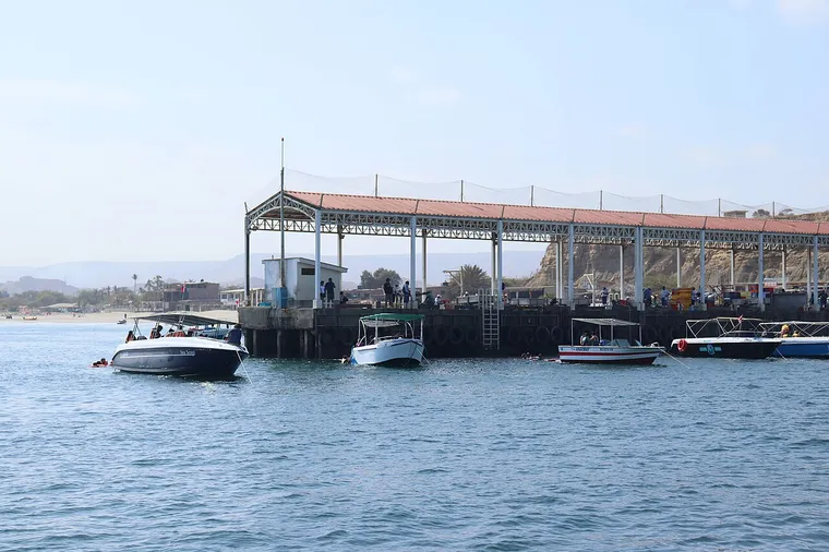 El muelle artesanal de Los Órganos con botes de pesca, visto desde el mar.