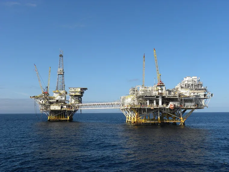 Plataformas petroleras en el mar, similares a la MX-1 (foto referencial, California, EE. UU.)
